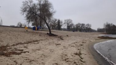 Suyla birlikte kış manzarası. Panorama Gölü 'nün önünde, bulutlu gökyüzünün ve etrafındaki ağaçların ayna etkisi. Sakin su ve ağaçların ve gökyüzünün yansımaları. Saf kuzey doğası..