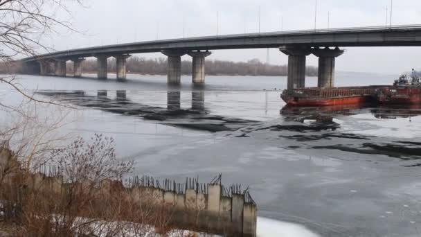 Zimowy Krajobraz Wodą Przed Jeziorem Panorama Efekt Lustrzany Zachmurzonego Nieba — Wideo stockowe