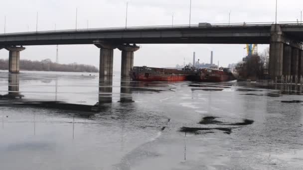 Зимний Пейзаж Водой Перед Озером Панорама Зеркальное Отражение Облачного Неба — стоковое видео