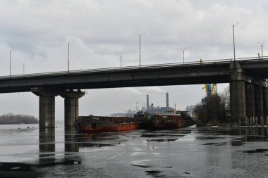 Suyla birlikte kış manzarası. Panorama Gölü 'nün önünde, bulutlu gökyüzünün ve etrafındaki ağaçların ayna etkisi. Sakin su ve ağaçların ve gökyüzünün yansımaları. Saf kuzey doğası..