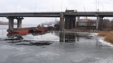 Suyla birlikte kış manzarası. Panorama Gölü 'nün önünde, bulutlu gökyüzünün ve etrafındaki ağaçların ayna etkisi. Sakin su ve ağaçların ve gökyüzünün yansımaları. Saf kuzey doğası..