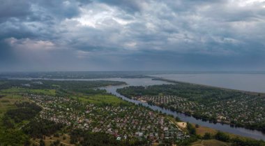 Güzel manzara manzarası. Doğal duvar kağıdı. Suda yansıması olan çarpıcı bir manzara. Doğa kavramının güzelliği. Seyahat ve tatil duvar kâğıdı, ekran koruyucu, güzel ve vahşi bir arka plan..