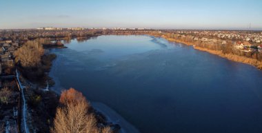 Güzel manzara manzarası. Doğal duvar kağıdı. Suda yansıması olan çarpıcı bir manzara. Doğa kavramının güzelliği. Seyahat ve tatil duvar kâğıdı, ekran koruyucu, güzel ve vahşi bir arka plan..