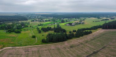 Güzel manzara manzarası. Doğal duvar kağıdı. Suda yansıması olan çarpıcı bir manzara. Doğa kavramının güzelliği. Seyahat ve tatil duvar kâğıdı, ekran koruyucu, güzel ve vahşi bir arka plan..