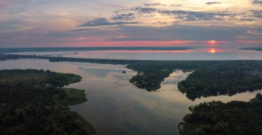 Güzel manzara manzarası. Doğal duvar kağıdı. Suda yansıması olan çarpıcı bir manzara. Doğa kavramının güzelliği. Seyahat ve tatil duvar kâğıdı, ekran koruyucu, güzel ve vahşi bir arka plan..