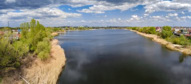 Güzel manzara manzarası. Doğal duvar kağıdı. Suda yansıması olan çarpıcı bir manzara. Doğa kavramının güzelliği. Seyahat ve tatil duvar kâğıdı, ekran koruyucu, güzel ve vahşi bir arka plan..