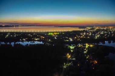 Güzel manzara manzarası. Doğal duvar kağıdı. Suda yansıması olan çarpıcı bir manzara. Doğa kavramının güzelliği. Seyahat ve tatil duvar kâğıdı, ekran koruyucu, güzel ve vahşi bir arka plan..