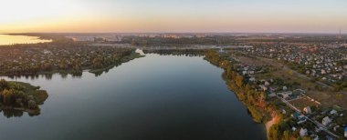Güzel manzara manzarası. Doğal duvar kağıdı. Suda yansıması olan çarpıcı bir manzara. Doğa kavramının güzelliği. Seyahat ve tatil duvar kâğıdı, ekran koruyucu, güzel ve vahşi bir arka plan..