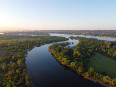 Güzel manzara manzarası. Doğal duvar kağıdı. Suda yansıması olan çarpıcı bir manzara. Doğa kavramının güzelliği. Seyahat ve tatil duvar kâğıdı, ekran koruyucu, güzel ve vahşi bir arka plan..