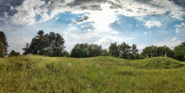 Güzel manzara manzarası. Doğal duvar kağıdı. Suda yansıması olan çarpıcı bir manzara. Doğa kavramının güzelliği. Seyahat ve tatil duvar kâğıdı, ekran koruyucu, güzel ve vahşi bir arka plan..