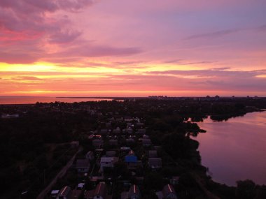 Suyla doğal manzara. Suda gün batımı ve gün doğumu. Güzel nehir. Shore Gölü. Sudaki yansıma. Su akışı. Rezervuarın kıyısında dinlenme.