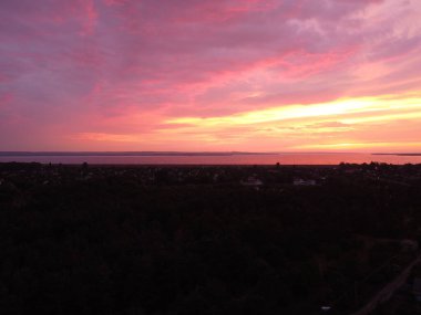 Suyla doğal manzara. Suda gün batımı ve gün doğumu. Güzel nehir. Shore Gölü. Sudaki yansıma. Su akışı. Rezervuarın kıyısında dinlenme.