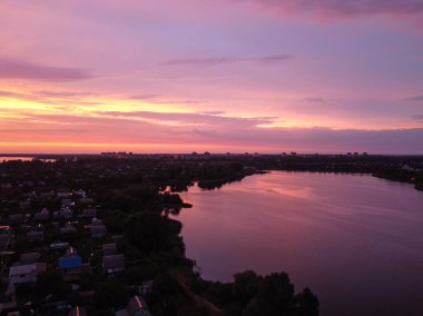 Suyla doğal manzara. Suda gün batımı ve gün doğumu. Güzel nehir. Shore Gölü. Sudaki yansıma. Su akışı. Rezervuarın kıyısında dinlenme.