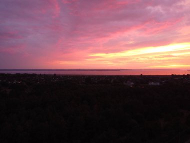 Suyla doğal manzara. Suda gün batımı ve gün doğumu. Güzel nehir. Shore Gölü. Sudaki yansıma. Su akışı. Rezervuarın kıyısında dinlenme.