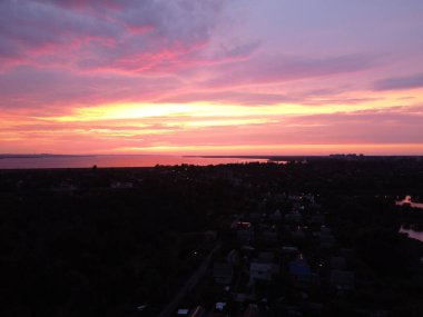 Suyla doğal manzara. Suda gün batımı ve gün doğumu. Güzel nehir. Shore Gölü. Sudaki yansıma. Su akışı. Rezervuarın kıyısında dinlenme.