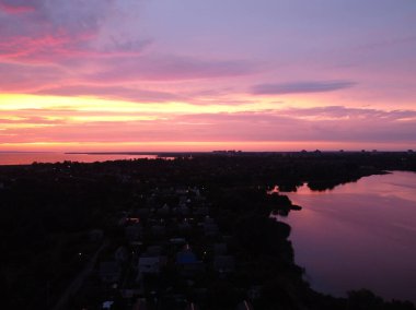 Suyla doğal manzara. Suda gün batımı ve gün doğumu. Güzel nehir. Shore Gölü. Sudaki yansıma. Su akışı. Rezervuarın kıyısında dinlenme.