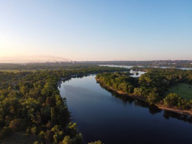 Suyla doğal manzara. Suda gün batımı ve gün doğumu. Güzel nehir. Shore Gölü. Sudaki yansıma. Su akışı. Rezervuarın kıyısında dinlenme.