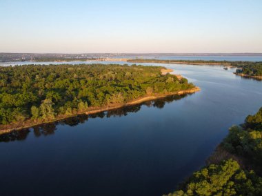 Suyla doğal manzara. Suda gün batımı ve gün doğumu. Güzel nehir. Shore Gölü. Sudaki yansıma. Su akışı. Rezervuarın kıyısında dinlenme.