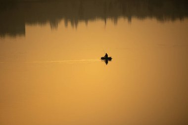 Suyla doğal manzara. Suda gün batımı ve gün doğumu. Güzel nehir. Shore Gölü. Sudaki yansıma. Su akışı. Rezervuarın kıyısında dinlenme.