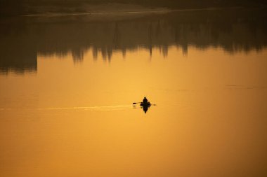 Suyla doğal manzara. Suda gün batımı ve gün doğumu. Güzel nehir. Shore Gölü. Sudaki yansıma. Su akışı. Rezervuarın kıyısında dinlenme.