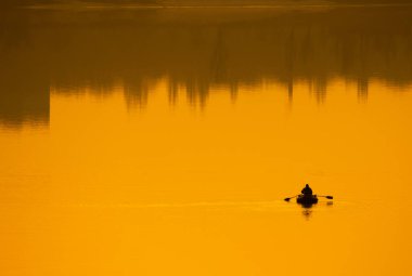 Suyla doğal manzara. Suda gün batımı ve gün doğumu. Güzel nehir. Shore Gölü. Sudaki yansıma. Su akışı. Rezervuarın kıyısında dinlenme.