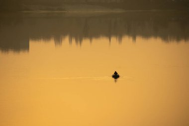 Suyla doğal manzara. Suda gün batımı ve gün doğumu. Güzel nehir. Shore Gölü. Sudaki yansıma. Su akışı. Rezervuarın kıyısında dinlenme.