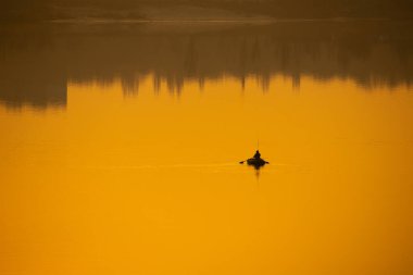Suyla doğal manzara. Suda gün batımı ve gün doğumu. Güzel nehir. Shore Gölü. Sudaki yansıma. Su akışı. Rezervuarın kıyısında dinlenme.