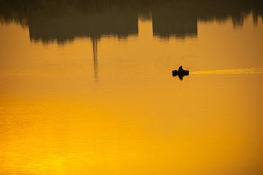 Suyla doğal manzara. Suda gün batımı ve gün doğumu. Güzel nehir. Shore Gölü. Sudaki yansıma. Su akışı. Rezervuarın kıyısında dinlenme.