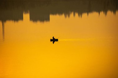Suyla doğal manzara. Suda gün batımı ve gün doğumu. Güzel nehir. Shore Gölü. Sudaki yansıma. Su akışı. Rezervuarın kıyısında dinlenme.