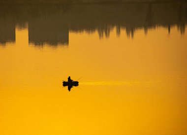 Suyla doğal manzara. Suda gün batımı ve gün doğumu. Güzel nehir. Shore Gölü. Sudaki yansıma. Su akışı. Rezervuarın kıyısında dinlenme.
