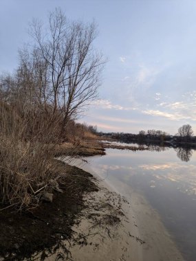 Suyla doğal manzara. Suda gün batımı ve gün doğumu. Güzel nehir. Shore Gölü. Sudaki yansıma. Su akışı. Rezervuarın kıyısında dinlenme.