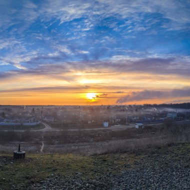Suyla doğal manzara. Suda gün batımı ve gün doğumu. Güzel nehir. Shore Gölü. Sudaki yansıma. Su akışı. Rezervuarın kıyısında dinlenme.