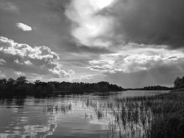 Suyla doğal manzara. Suda gün batımı ve gün doğumu. Güzel nehir. Shore Gölü. Sudaki yansıma. Su akışı. Rezervuarın kıyısında dinlenme.