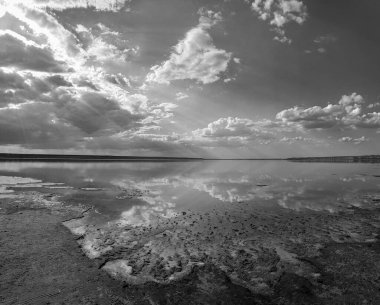 Suyla doğal manzara. Suda gün batımı ve gün doğumu. Güzel nehir. Shore Gölü. Sudaki yansıma. Su akışı. Rezervuarın kıyısında dinlenme.
