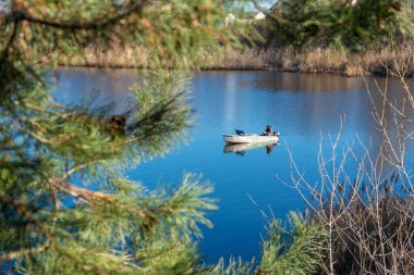 Suyla doğal manzara. Suda gün batımı ve gün doğumu. Güzel nehir. Shore Gölü. Sudaki yansıma. Su akışı. Rezervuarın kıyısında dinlenme.
