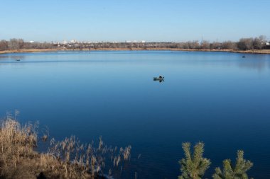 Suyla doğal manzara. Suda gün batımı ve gün doğumu. Güzel nehir. Shore Gölü. Sudaki yansıma. Su akışı. Rezervuarın kıyısında dinlenme.