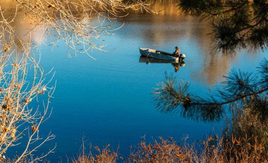 Suyla doğal manzara. Suda gün batımı ve gün doğumu. Güzel nehir. Shore Gölü. Sudaki yansıma. Su akışı. Rezervuarın kıyısında dinlenme.