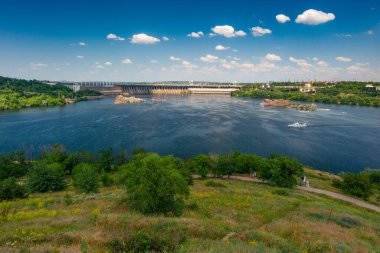 Suyla doğal manzara. Suda gün batımı ve gün doğumu. Güzel nehir. Shore Gölü. Sudaki yansıma. Su akışı. Rezervuarın kıyısında dinlenme.