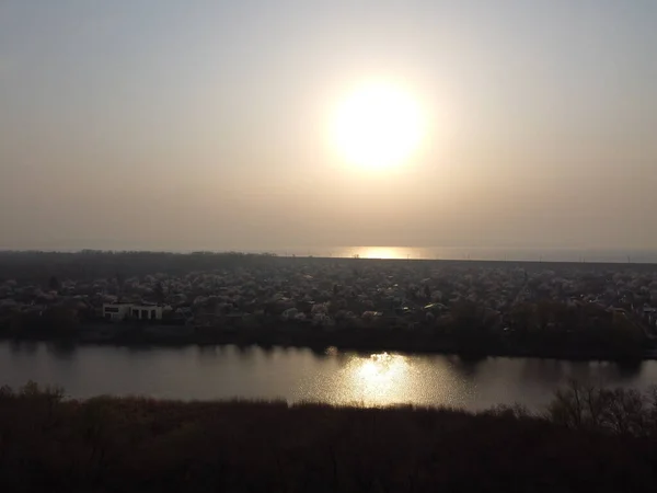 水と自然の風景 海に沈む夕日と日の出 美しい川だ ショア湖だ 水の中の反射だ 水の流れだ 貯水池の岸でのレクリエーションは — ストック写真