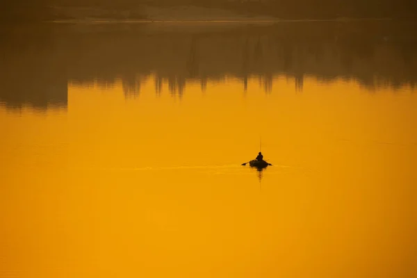 해뜨는 과해뜨는 아름다운 속에서 반사하는 수지의 물가에서의 — 스톡 사진
