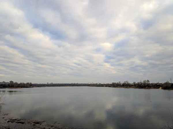 水的自然景观 日落和日出在水面上 美丽的河流 倒映在水里 水库岸边的娱乐活动 — 图库照片