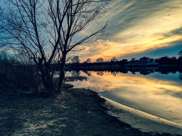 Natuurlijk Landschap Met Water Zonsondergang Zonsopgang Het Water Een Prachtige — Stockfoto