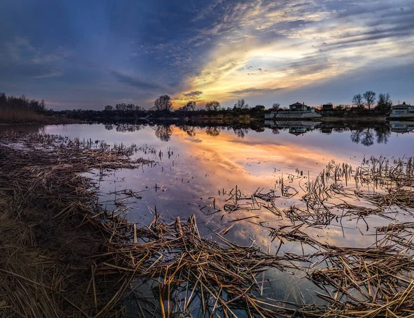 Natürliche Landschaft Mit Wasser Sonnenuntergang Und Sonnenaufgang Auf Dem Wasser — Stockfoto