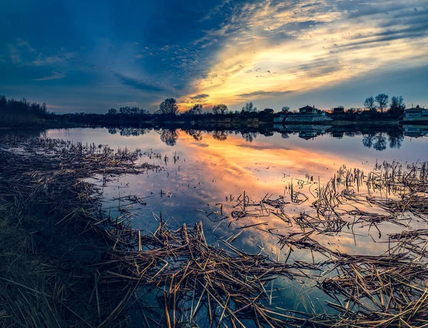 Természetes Táj Vízzel Naplemente Napkelte Vízen Gyönyörű Folyó Lake Shore — Stock Fotó