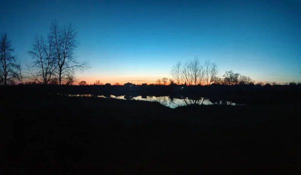Natürliche Landschaft Mit Wasser Sonnenuntergang Und Sonnenaufgang Auf Dem Wasser — Stockfoto
