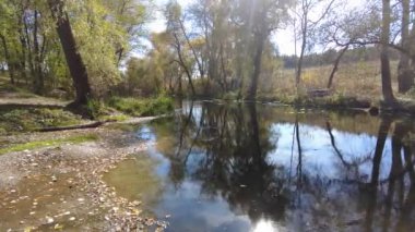 Suyla doğal manzara. Suda gün batımı ve gün doğumu. Güzel nehir. Shore Gölü. Sudaki yansıma. Su akışı. Rezervuarın kıyısında dinlenme.
