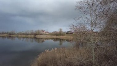 Suyla doğal manzara. Suda gün batımı ve gün doğumu. Güzel nehir. Shore Gölü. Sudaki yansıma. Su akışı. Rezervuarın kıyısında dinlenme.