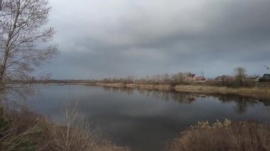 Suyla doğal manzara. Suda gün batımı ve gün doğumu. Güzel nehir. Shore Gölü. Sudaki yansıma. Su akışı. Rezervuarın kıyısında dinlenme.
