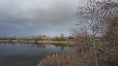 Suyla doğal manzara. Suda gün batımı ve gün doğumu. Güzel nehir. Shore Gölü. Sudaki yansıma. Su akışı. Rezervuarın kıyısında dinlenme.