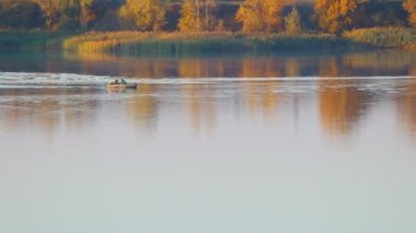 Suyla doğal manzara. Suda gün batımı ve gün doğumu. Güzel nehir. Shore Gölü. Sudaki yansıma. Su akışı. Rezervuarın kıyısında dinlenme.